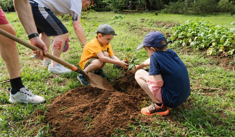 plantando arbol juntos en Chachagua-1
