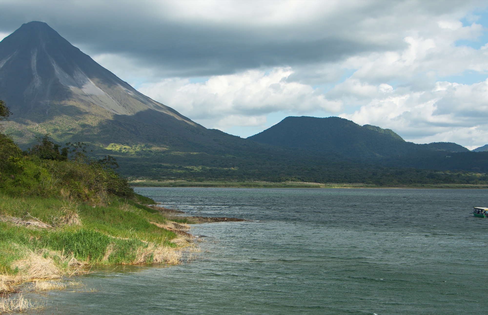Lake Arenal and its surrounding mountains